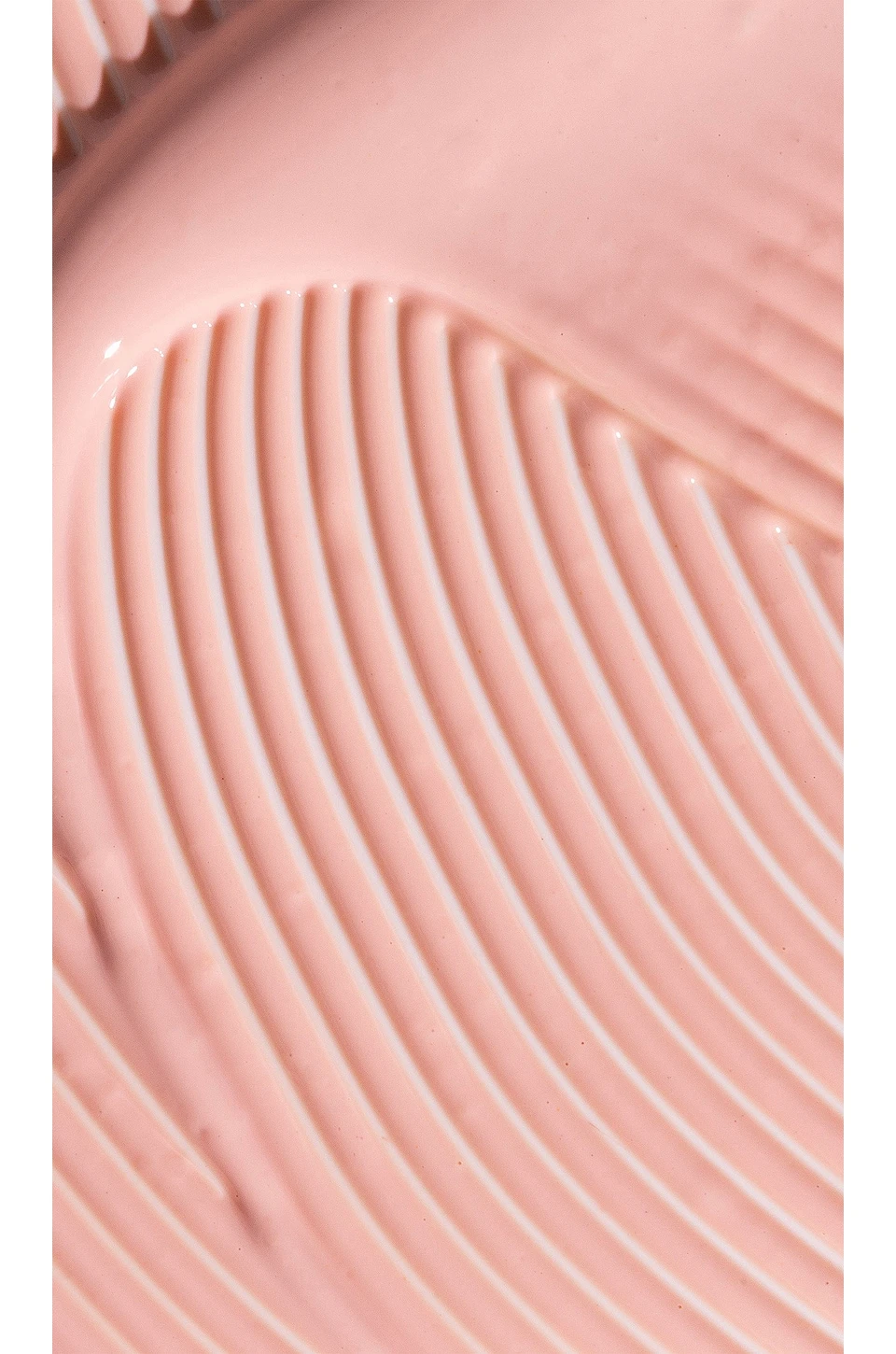 Universal Glow Daily Defense Mineral Sunscreen Fluid - Image 3